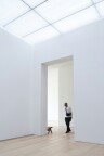 Visiteur dans une galerie d'art blanche - ©Fer Troulik / Unsplash